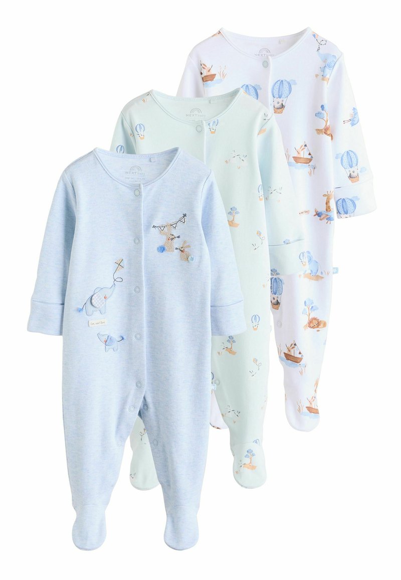 Trois pyjamas pour bébés : un bleu clair avec une broderie d'éléphant, un vert pâle avec des imprimés de ballons et un blanc avec des motifs d'animaux.