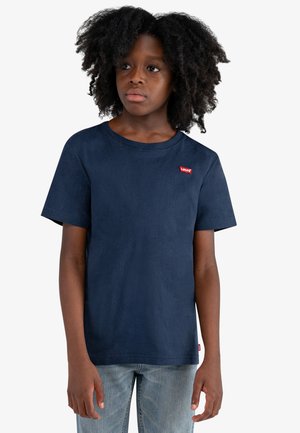 T-shirt in cotone blu navy con maniche corte, scollatura rotonda e una piccola etichetta con logo rosso di Levi's sul petto. Design semplice e non decorato.