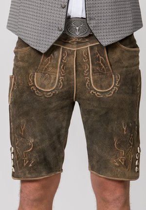 Traditionelle braune Lederlederhosen mit bestickten Hirschmotiven, kombiniert mit einer gemusterten Weste und einem Gürtel mit Hirschkopf-Schnalle.