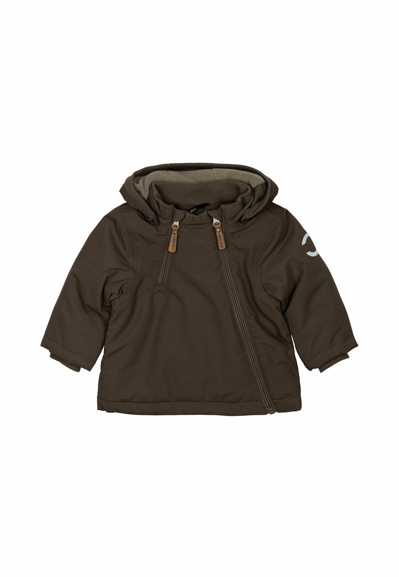 Bruine hooded jacket met een zachte binnenvoering, ritssluiting aan de voorkant en twee decoratieve ritsaccenten. Heeft korte mouwen en een logo detail.