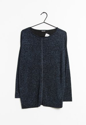 Pull scintillant bleu foncé à manches longues avec encolure ronde suspendu à un crochet noir sur fond blanc.