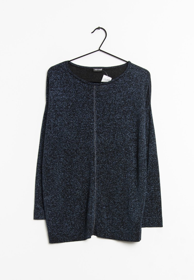 Pull scintillant bleu foncé à manches longues avec encolure ronde suspendu à un crochet noir sur fond blanc.