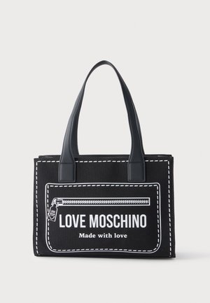 Czarna torba typu tote z białym obszyciem, grafiką przedniego zamka i nadrukowanym tekstem "LOVE MOSCHINO Made with love", z podwójnymi uchwytami.