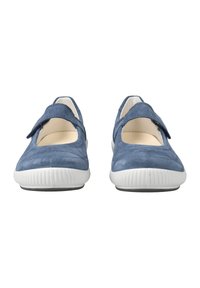 Zapatos de ante azul con punta redonda, que presentan una amplia correa de Velcro en la parte superior y una suela de goma blanca.