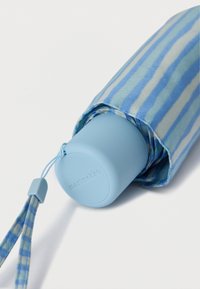 Bouteille d'eau isolée bleue partiellement recouverte d'une housse en tissu rayée bleu clair et vert. Elle présente une base arrondie et une sangle sécurisée.