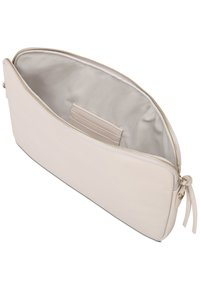 Beige læder clutch taske med en glat tekstur, guld lynlås og indvendig lomme. Åbnet udsigt, der viser et foret interiør.