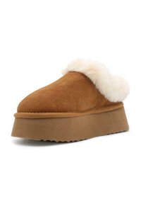 Zoccoli in suede marrone con piattaforma, foderati in morbido pelo crema al collo e suola in gomma testurizzata, con un design della punta arrotondata.