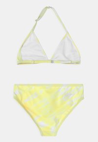 Conjunto de bikini em tie-dye amarelo e branco, apresentando um top triangular com alças ajustáveis e uma parte inferior de cintura alta combinando com detalhe bordado.