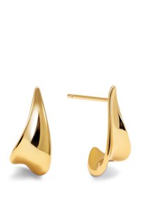 Ohrringe mit goldfarbener Beschichtung und einem abstrakten, wellenartigen Design. Sie besitzen glatte Oberflächen und abgerundete Kanten, die ein poliertes Finish zeigen.
