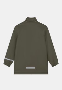 Giacca impermeabile verde scuro con colletto alto, polsini elasticizzati e dettagli riflettenti sulle maniche e sul retro per una maggiore visibilità.