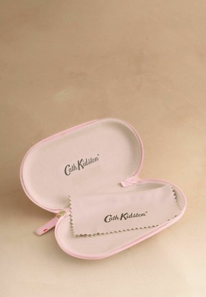 Blødt lyserødt brilleetui med Cath Kidston-mærke åbnet med matchende renseklud indeni på beige overflade.