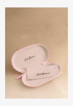 Blødt lyserødt brilleetui med Cath Kidston-mærke åbnet med matchende renseklud indeni på beige overflade.