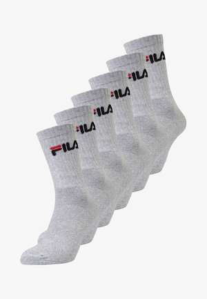 Kuu paar halli crew sokke ribitud tekstuuriga, musta "FILA" logo ja punaste aktsentribadega varruka ääres.