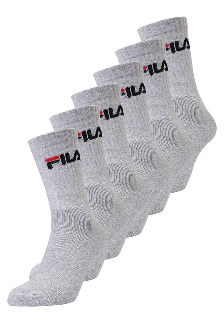 Seks par grå ankelstrømper med ribbet tekstur, der har et sort "FILA"-logo og røde accentstriber ved kanten.