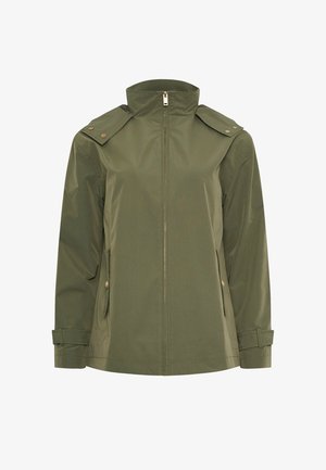 Olivengrøn, letvægtsjakke med høj krave, lynlås hele vejen foran, skulderklapper, lynlåslommer i siderne og justerbare håndledsremme.