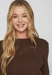 VILA VICOMFY O-NECK  - Stickad tröja - shaved chocolate