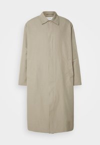 Beige lange jas van lichtgewicht stof met een rechte snit, puntkleur en zijzakken; minimalistisch ontwerp zonder zichtbare sluitingen.