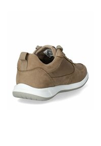 Scarpa atletica in suede marrone con pannelli in rete, suola bianca e linguetta sul retro. Forma arrotondata e superficie testurizzata per una maggiore aderenza.