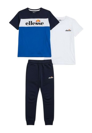 T-shirt a manica corta con color block, t-shirt bianca con logo e pantaloni jogger neri con vita elastica e logo sulla coscia.