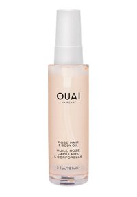 Transparent flaske med en rosa væske, hvit pumpehette og svart tekst som leser "OUAI Rose Hair & Body Oil." 3 fl oz (98,9 ml).