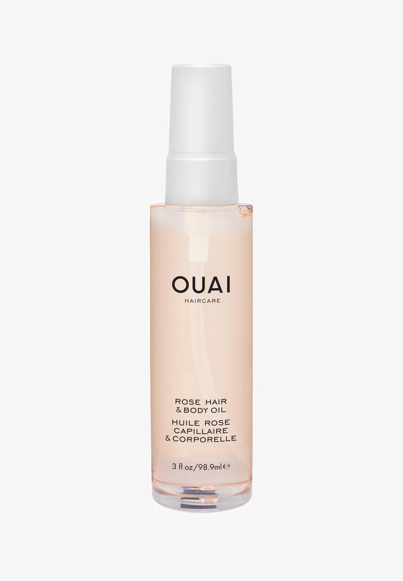 Transparent flaske med en rosa væske, hvit pumpehette og svart tekst som leser "OUAI Rose Hair & Body Oil." 3 fl oz (98,9 ml).