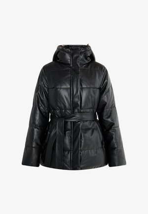 Cămașă neagră, căptușită, cu guler înalt, mâneci lungi și glugă detașabilă. Dispune de o talie cu curea și o textură netedă asemănătoare cu pielea.