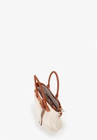 Borsa a tote in tela beige con manici intrecciati marroni, chiusura con zip e tasca interna, con un'etichetta con testo su un lato.