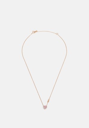 Goldfarbener Halsreif mit einer zarten Kette und einem herzförmigen Anhänger, der einen rosa Edelstein zeigt, umgeben von kleinen klaren Steinen.