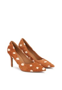 Narancssárga, hegyes orrú magassarkú cipők, puha anyagból készült, fehér pöttyökkel díszítve, elegáns stiletto sarkakkal a még nagyobb magasságért.