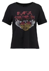 Camiseta de algodón negra con mangas cortas enrolladas, que presenta un estampado gráfico de "Rayo Negro" y diseños florales, en rojo, dorado y blanco.