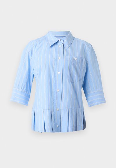 Chemise bleu clair boutonnée avec rayures verticales blanches, manches trois-quarts, col pointu, poche poitrine et ourlet plissé.