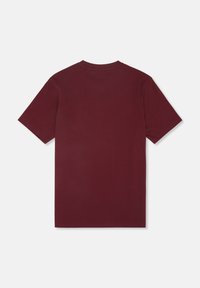 Camiseta de algodón burdeos con mangas cortas, cuello redondo y textura suave. Sin gráficos ni patrones visibles.