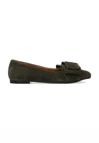 Groene suède ballerina's met een ronde neus en een opvallende strikdetail aan de voorkant. Voorzien van een lage zwarte zool voor comfort.