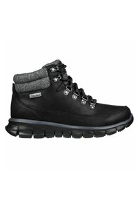 Scarpe da trekking nere con un polsino in tessuto grigio, occhielli in metallo e una suola in gomma testurizzata per la trazione. Progettate per l'uso all'aperto, altezza media.