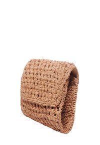 Geflochtene handtasche in Beige mit einem strukturierten, offenen Design. Verfügt über einen Klappenverschluss und eine kompakte, rechteckige Form. Keine sichtbaren Beschläge.