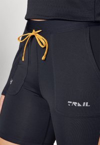 Under Armour TRAIL RUN FITTED SHORT - Leggings - black/stone