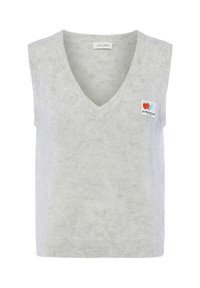 Lichtgrijze mouwloze gebreide vest met V-hals en een kleine patch met fruiticonen en tekst aan de bovenlinkerkant.