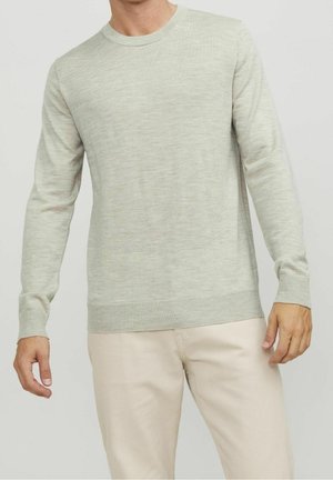 Helles grauer Strickpullover mit Rundhalsausschnitt und langen Ärmeln. Mit gerippten Bündchen und Saum, aus weichem, strukturiertem Stoff gefertigt.