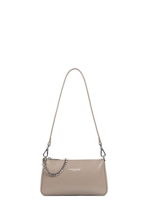 Borsa a tracolla in pelle beige con forma rettangolare, dotata di una tracolla a catena removibile e di una chiusura con zip, finitura testurizzata e logo impresso.