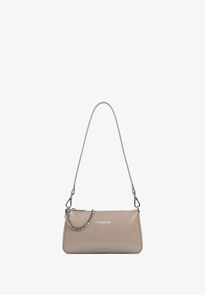 Borsa a tracolla in pelle beige con forma rettangolare, dotata di una tracolla a catena removibile e di una chiusura con zip, finitura testurizzata e logo impresso.