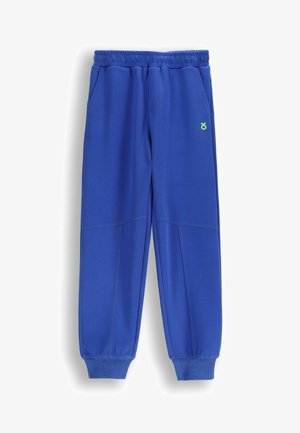 Niebieskie spodnie dresowe z elastycznym pasem i ściągaczami, przednimi kieszeniami oraz małym zielonym logo na lewym udzie.