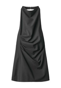 Vestido negro sin mangas hecho de tela suave, con un diseño drapeado, cuello alto y cierre en la parte posterior con un detalle de ojal.