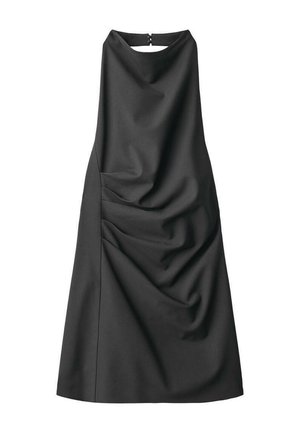 Vestido negro sin mangas hecho de tela suave, con un diseño drapeado, cuello alto y cierre en la parte posterior con un detalle de ojal.