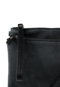 Zwarte leren clutch met een getextureerd oppervlak, bovenaan ritssluiting en een zijbandje. Heeft zilverkleurige metalen details en contrasterende stiksels.