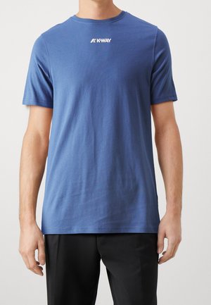 Modré tričko s kulatým výstřihem z měkké bavlny, s krátkými rukávy a bílým logem K-WAY na hrudi. Hladká, neformální textura.