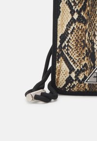 Borsa piccola stampata in Python con trame nera, caratterizzata da una superficie testurizzata, chiusura a corda e accessori in metallo.