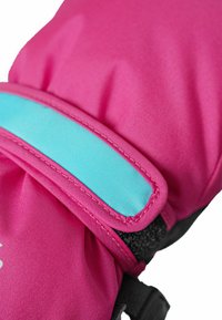 Mitón impermeable rosa con una correa de acento turquesa y tejido texturizado, diseñado para mantener el calor y proporcionar agarre. Incluye cierre ajustable en la muñeca.