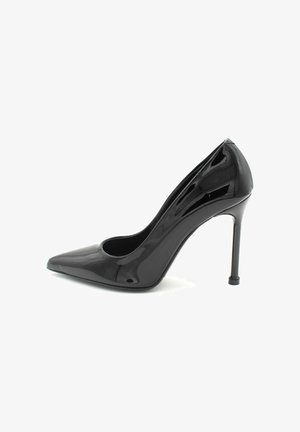Chaussure à talon aiguille en cuir verni noir avec un bout pointu et une découpe sur le côté, comportant un talon stiletto et une texture lisse et brillante.