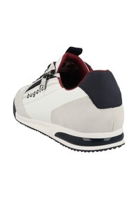 Herrensneaker aus weißem Mesh und grauem Wildleder, mit schwarzer Ferse und rotem Innenfutter. Mit einem seitlichen Reißverschluss und strukturiertem Profil für besseren Grip.