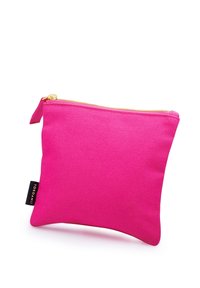 Fuksija cabat ar rāvējslēdzēju, izgatavota no teksturēta auduma, ar zelta rāvējslēdzēju un mazu melnu markas birku sānos.